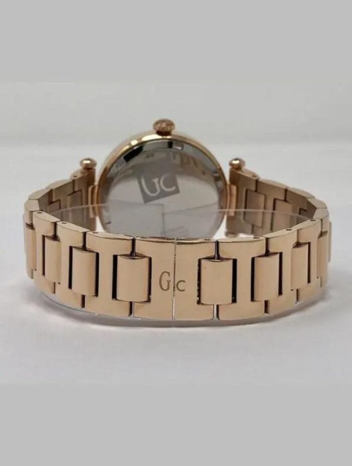 Marque: Guess Collection Modèle: LadyChic Boîtier: Diamètre : 36 mm Epaisseur : 12 mm Acier inoxydable Cadran: Verre : Minéral Bracelet: Largeur : 20 mm Acier inoxydable Etanchéité: 100 m (10 ATM) Type de boucle: Boucle déployante Détails techniques: Dateur Chronomètre