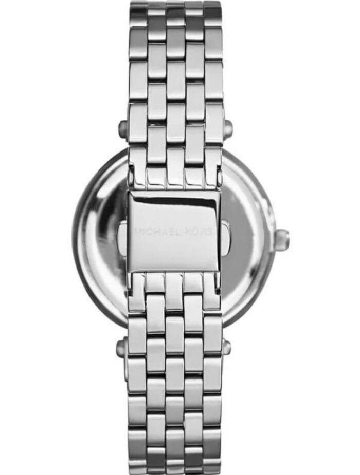 Marque: Michael Kors Modèle: Darci Boîtier: Diamètre : 39 mm Epaisseur : 7 mm Acier inoxydable Argent Cadran: Verre : Minéral Argent Bracelet: Largeur : 17 mm Acier inoxydable Argent Etanchéité: 50 m (5 ATM) Type de boucle: Boucle déployante