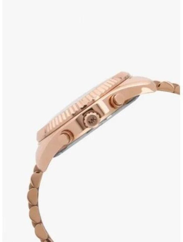 Marque: Michael Kors Modèle: Lexington Boîtier: Diamètre : 45 mm Epaisseur : 14 mm Acier inoxydable Gold Rose Cadran: Verre : Minéral Argent Bracelet: Largeur : 26 mm Acier inoxydable Gold Rose Etanchéité: 100 m (10 ATM) Type de boucle: Boucle déployante Détails techniques: Dateur Chronomètre