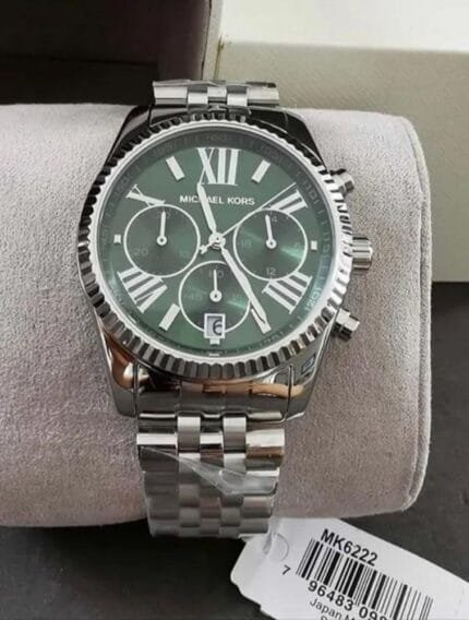 Marque: Michael Kors Modèle: Lexington Boîtier: Diamètre : 38 mm Épaisseur : 12 mm Acier inoxydable Argent, vert Cadran: Verre : Minéral Argent Bracelet: Largeur : 20 mm Acier inoxydable Argent, doré Type de boucle: Boucle déployante Étanchéité: 100 m (10 ATM) Détails techniques: Dateur Chronomètre