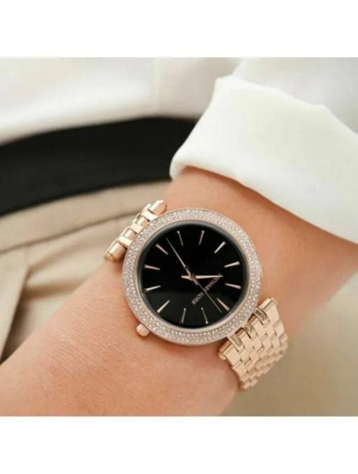 Marque: Michael Kors Modèle: Darci Boîtier: Diamètre : 39 mm Epaisseur : 7 mm Acier inoxydable Noire Cadran: Verre : Minéral Bracelet: Largeur : 19 mm Acier inoxydable Etanchéité: 50 m (5 ATM) Type de boucle: Boucle déployante Détails techniques: Dateur Chronomètre