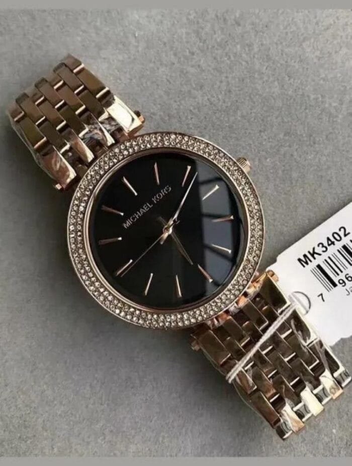 Marque: Michael Kors Modèle: Darci Boîtier: Diamètre : 39 mm Epaisseur : 7 mm Acier inoxydable Noire Cadran: Verre : Minéral Bracelet: Largeur : 19 mm Acier inoxydable Etanchéité: 50 m (5 ATM) Type de boucle: Boucle déployante Détails techniques: Dateur Chronomètre