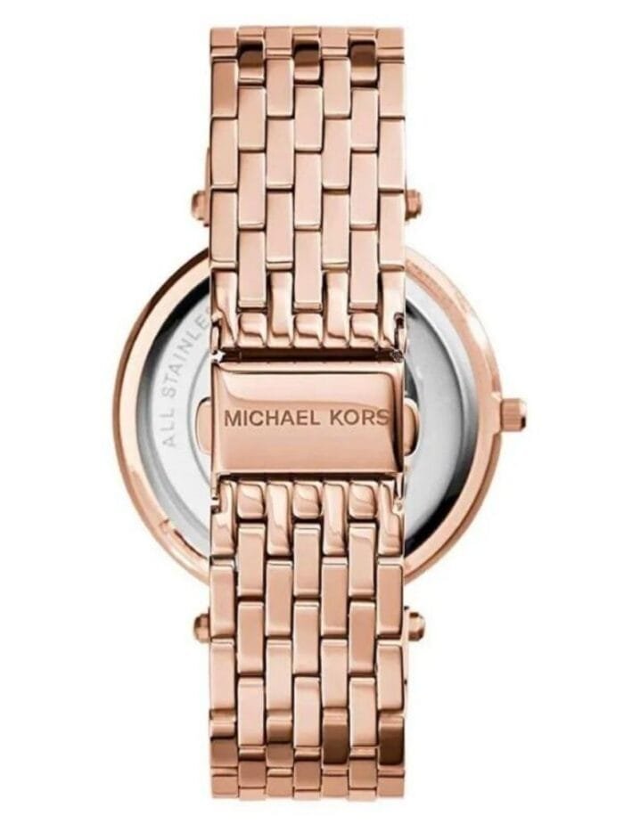 Marque: Michael Kors Modèle: Darci Boîtier: Diamètre : 39 mm Epaisseur : 7 mm Acier inoxydable Noire Cadran: Verre : Minéral Bracelet: Largeur : 19 mm Acier inoxydable Etanchéité: 50 m (5 ATM) Type de boucle: Boucle déployante Détails techniques: Dateur Chronomètre