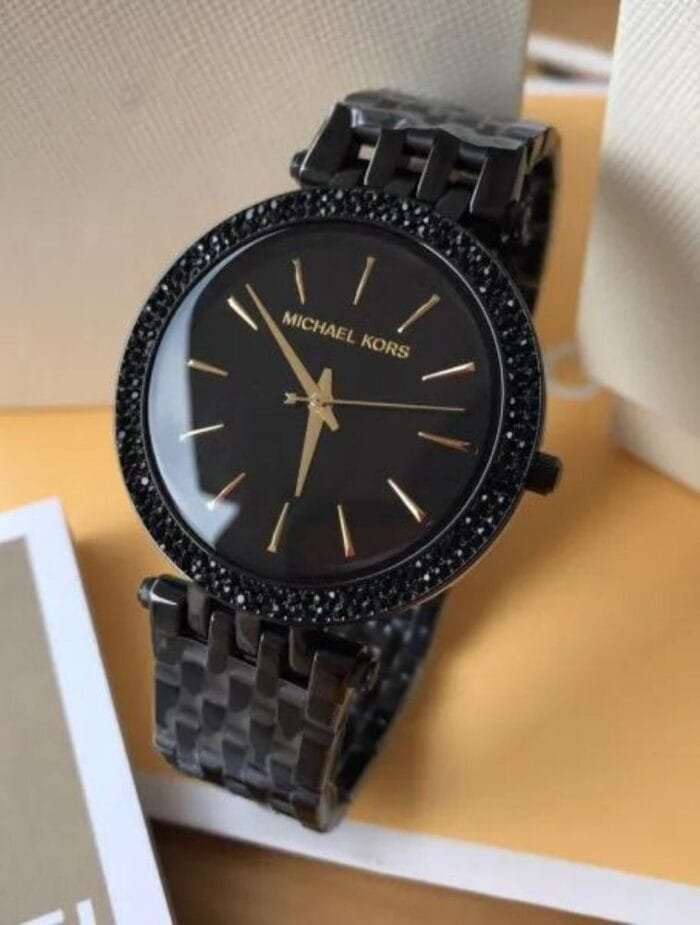 Marque: Michael Kors Modèle: Darci Black Boîtier: Diamètre : 39 mm Epaisseur : 7 mm Acier inoxydable Noir Cadran: Verre : Minéral Noir Bracelet: Largeur : 19 mm Acier inoxydable Noir Etanchéité: 50 m (5 ATM) Type de boucle: Boucle déployante Détails techniques: Dateur Chronomètre