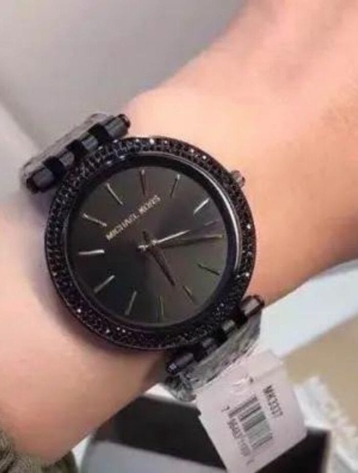 Marque: Michael Kors Modèle: Darci Black Boîtier: Diamètre : 39 mm Epaisseur : 7 mm Acier inoxydable Noir Cadran: Verre : Minéral Noir Bracelet: Largeur : 19 mm Acier inoxydable Noir Etanchéité: 50 m (5 ATM) Type de boucle: Boucle déployante Détails techniques: Dateur Chronomètre