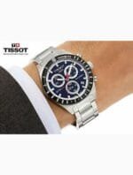 Marque: TISSOT Modèle: PRS516 Boîtier: Diamètre : 40 mm Epaisseur : 10 mm Acier inoxydable Argent Cadran: Verre : Minéral Bleu Bracelet: Largeur : 20 mm Acier inoxydable Argent, noir Etanchéité: 100 m (10 ATM) Type de boucle: Boucle déployante Détails techniques: Dateur Chronomètre