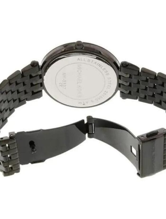 Marque: Michael Kors Modèle: Darci Black Boîtier: Diamètre : 39 mm Epaisseur : 7 mm Acier inoxydable Noir Cadran: Verre : Minéral Noir Bracelet: Largeur : 19 mm Acier inoxydable Noir Etanchéité: 50 m (5 ATM) Type de boucle: Boucle déployante Détails techniques: Dateur Chronomètre