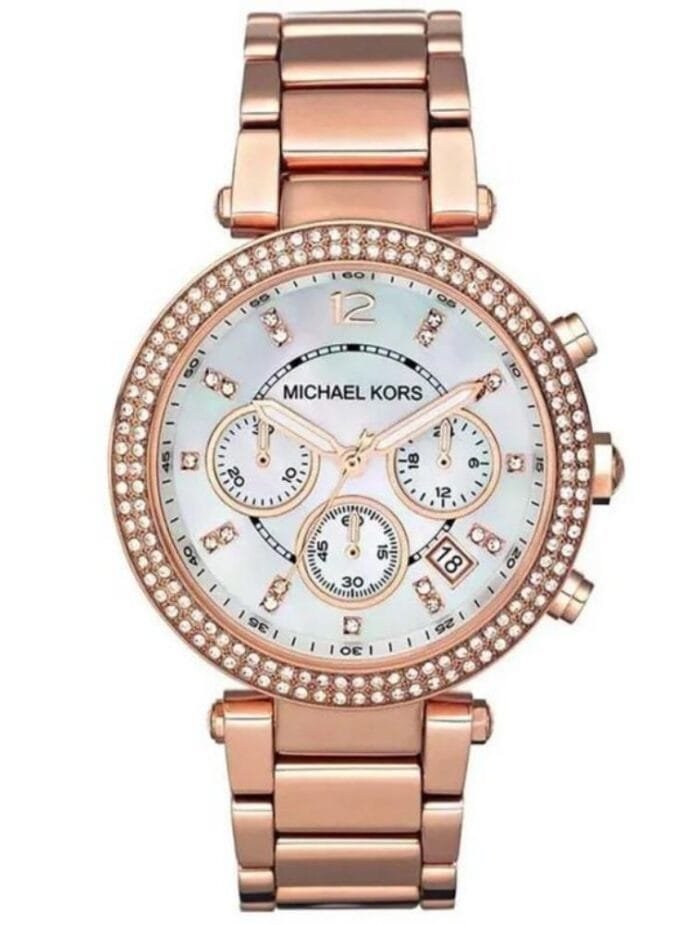 Marque: Michael Kors Modèle: Parker Boîtier: Diamètre : 38 mm Epaisseur : 9 mm Acier inoxydable Doré Cadran: Verre : Minéral Argent Bracelet: Largeur : 18 mm Acier inoxydable Doré Etanchéité: 50 m (5 ATM) Type de boucle: Boucle déployante Détails techniques: Dateur Chronomètre