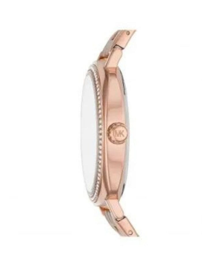 Marque: Michael Kors Modèle: NIA Boîtier: Diamètre : 38 mm Epaisseur : 8 mm Acier inoxydable Bronze Cadran: Verre : Minéral Bronze Bracelet: Acier inoxydable Bronze Etanchéité: 50 m (5 ATM) Type de boucle: Boucle déployant