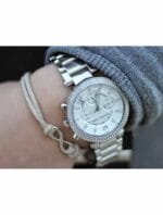 Marque: Michael Kors Modèle: Parker Boîtier: Diamètre : 39 mm Epaisseur : 12 mm Acier inoxydable Argent Cadran: Verre : Minéral Gris Bracelet: Largeur : 23 mm Acier inoxydable Argent Etanchéité: 100 m (10 ATM) Type de boucle: Boucle déployante Détails techniques: Dateur Chronomètre