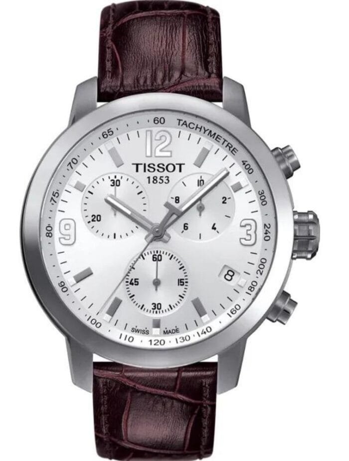 Marque: TISSOT Modèle: PRC200 Boîtier: Diamètre : 42 mm Epaisseur : 12 mm Acier inoxydable Argent Cadran: Verre : Minéral Blanc Bracelet: Largeur : 19 mm Cuir Marron Etanchéité: 200 m (20 ATM) Type de boucle: Boucle déployante Détails techniques: Dateur Chronomètre