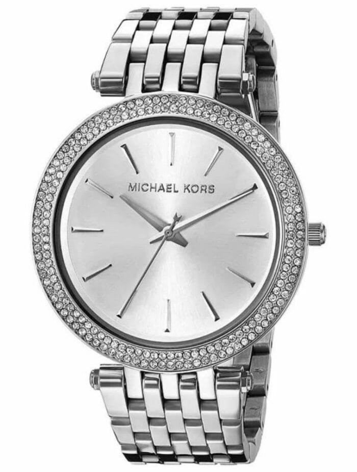 Marque: Michael Kors Modèle: Darci Boîtier: Diamètre : 39 mm Epaisseur : 7 mm Acier inoxydable Argent Cadran: Verre : Minéral Argent Bracelet: Largeur : 17 mm Acier inoxydable Argent Etanchéité: 50 m (5 ATM) Type de boucle: Boucle déployante